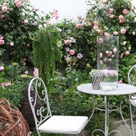 Hochzeit: Englische Rosen säumen den Innenhof - Himmelblau Rust - Hochzeit im Vintage Haus