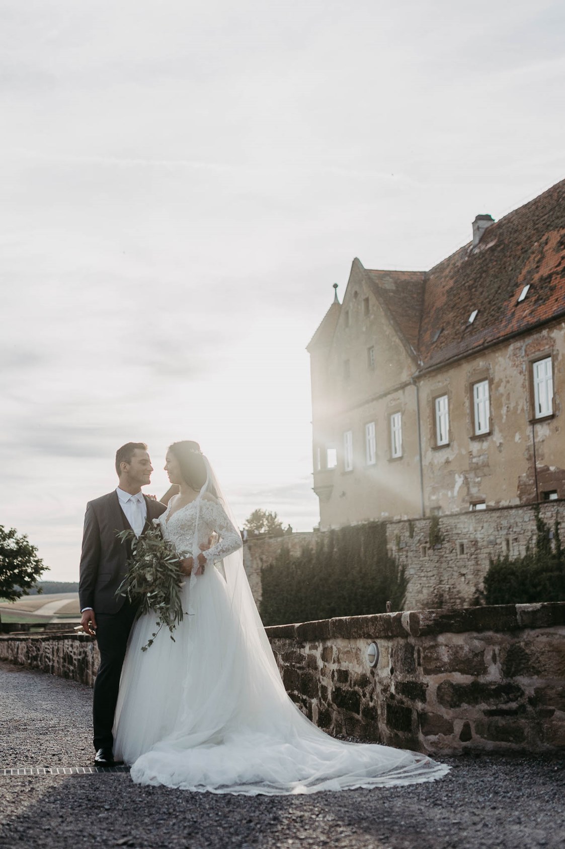 Hochzeit: Die Burg Stettenfels bietet zahlreiche tolle Spots für herrliche Brautpaar-Fotos. - Burg Stettenfels