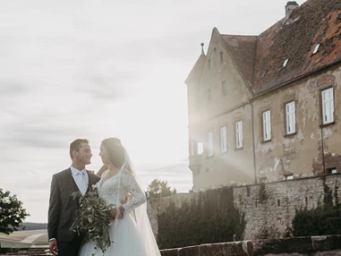 Hochzeitslocation: Die Burg Stettenfels bietet zahlreiche tolle Spots für herrliche Brautpaar-Fotos. - Burg Stettenfels