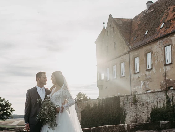 Hochzeitslocation: Die Burg Stettenfels bietet zahlreiche tolle Spots für herrliche Brautpaar-Fotos. - Burg Stettenfels