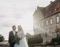 Hochzeit: Die Burg Stettenfels bietet zahlreiche tolle Spots für herrliche Brautpaar-Fotos. - Burg Stettenfels