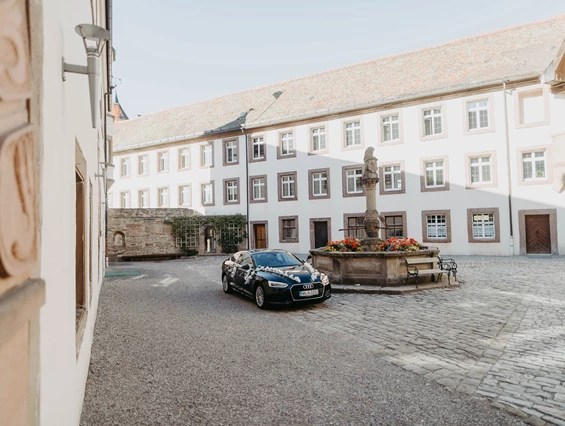 Hochzeitslocation: Die prunkvolle Zufahrt zur Burg Stettenfels in Baden-Württemberg. - Burg Stettenfels