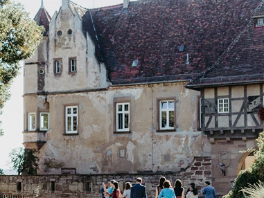 Hochzeitslocation: Die prachtvolle Einfahrt der Burg Stettenfels. - Burg Stettenfels