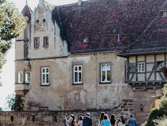 Hochzeitslocation: Die prachtvolle Einfahrt der Burg Stettenfels. - Burg Stettenfels