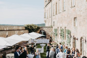 Hochzeit: Die grüne Terrasse der Burg Stettenfels eignet sich ideal für den Empfang oder eine Geschenketisch. - Burg Stettenfels