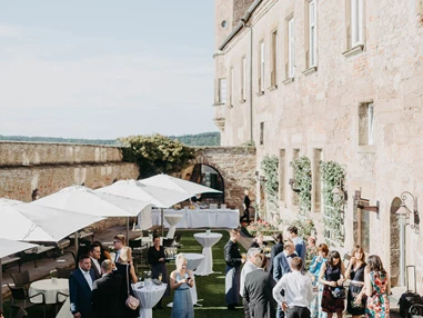 Hochzeitslocation: Die grüne Terrasse der Burg Stettenfels eignet sich ideal für den Empfang oder eine Geschenketisch. - Burg Stettenfels