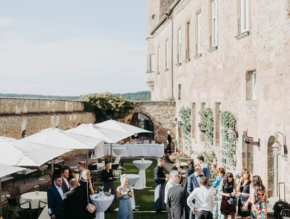Hochzeitslocation: Die grüne Terrasse der Burg Stettenfels eignet sich ideal für den Empfang oder eine Geschenketisch. - Burg Stettenfels