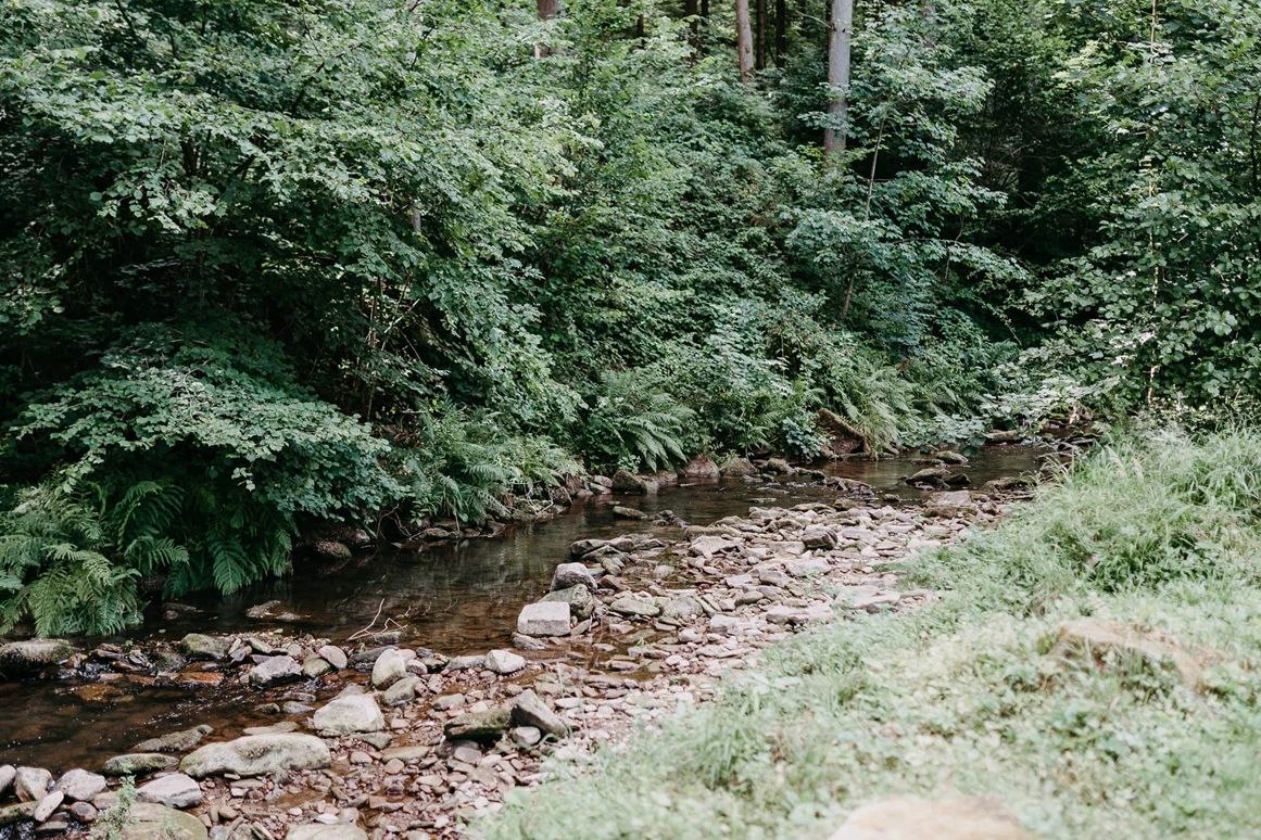Hochzeit: Das angrenzende Bächlein sorgt für ganz besonderes Flair. - Landgasthof Heidersbacher Mühle