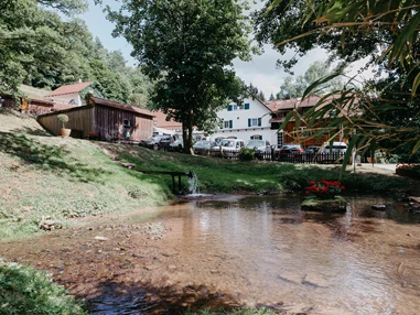 Hochzeit: Der Landgasthof Heidersbacher Mühle liegt idylisch eingebettet in seiner Umgebung. - Landgasthof Heidersbacher Mühle