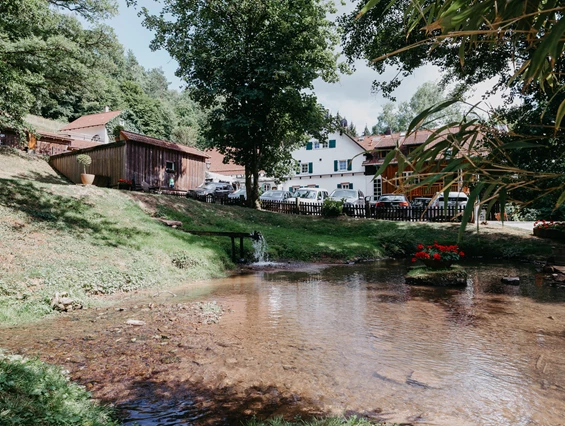 Hochzeit: Der Landgasthof Heidersbacher Mühle liegt idylisch eingebettet in seiner Umgebung. - Landgasthof Heidersbacher Mühle