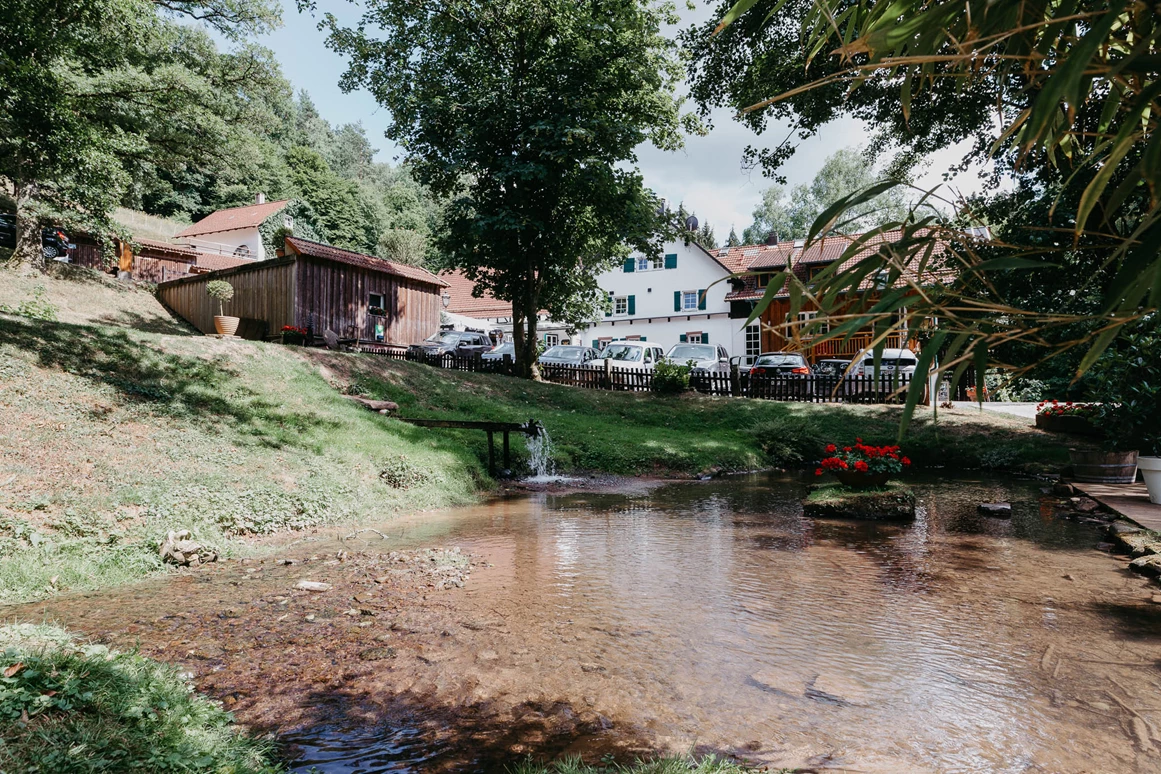 Hochzeit: Der Landgasthof Heidersbacher Mühle liegt idylisch eingebettet in seiner Umgebung. - Landgasthof Heidersbacher Mühle