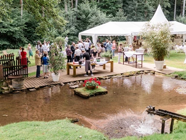 Hochzeit: Ausreichend Platz für ein Glas Sekt im Freien. - Landgasthof Heidersbacher Mühle
