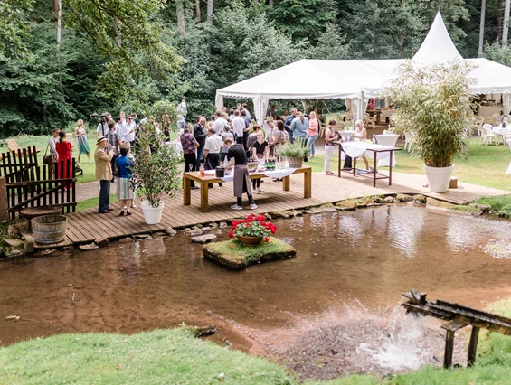 Hochzeit: Ausreichend Platz für ein Glas Sekt im Freien. - Landgasthof Heidersbacher Mühle