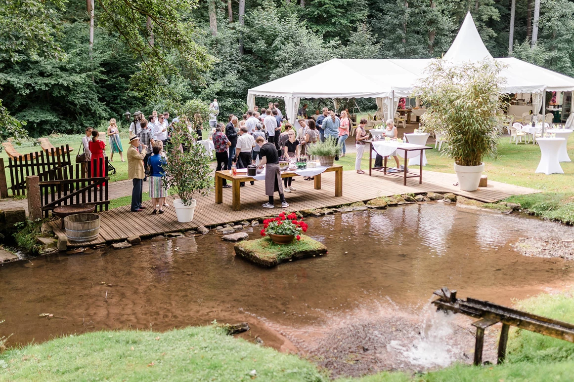 Hochzeit: Ausreichend Platz für ein Glas Sekt im Freien. - Landgasthof Heidersbacher Mühle
