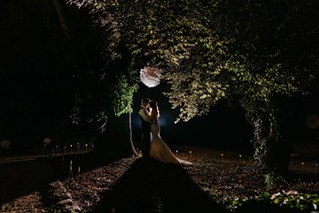 Hochzeit: Auch bei Nacht bietet das Hofgut Dippelshof beeindruckende Fotolocations. - Hofgut Dippelshof