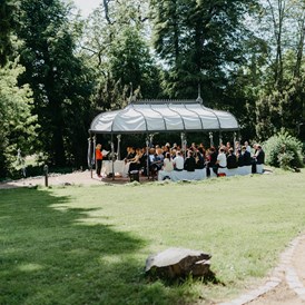 Hochzeit: Für die Trauung im Freien steht euch die riesige Gartenlandschaft des Hofgut Dippelshof zur Verfügung. - Hofgut Dippelshof