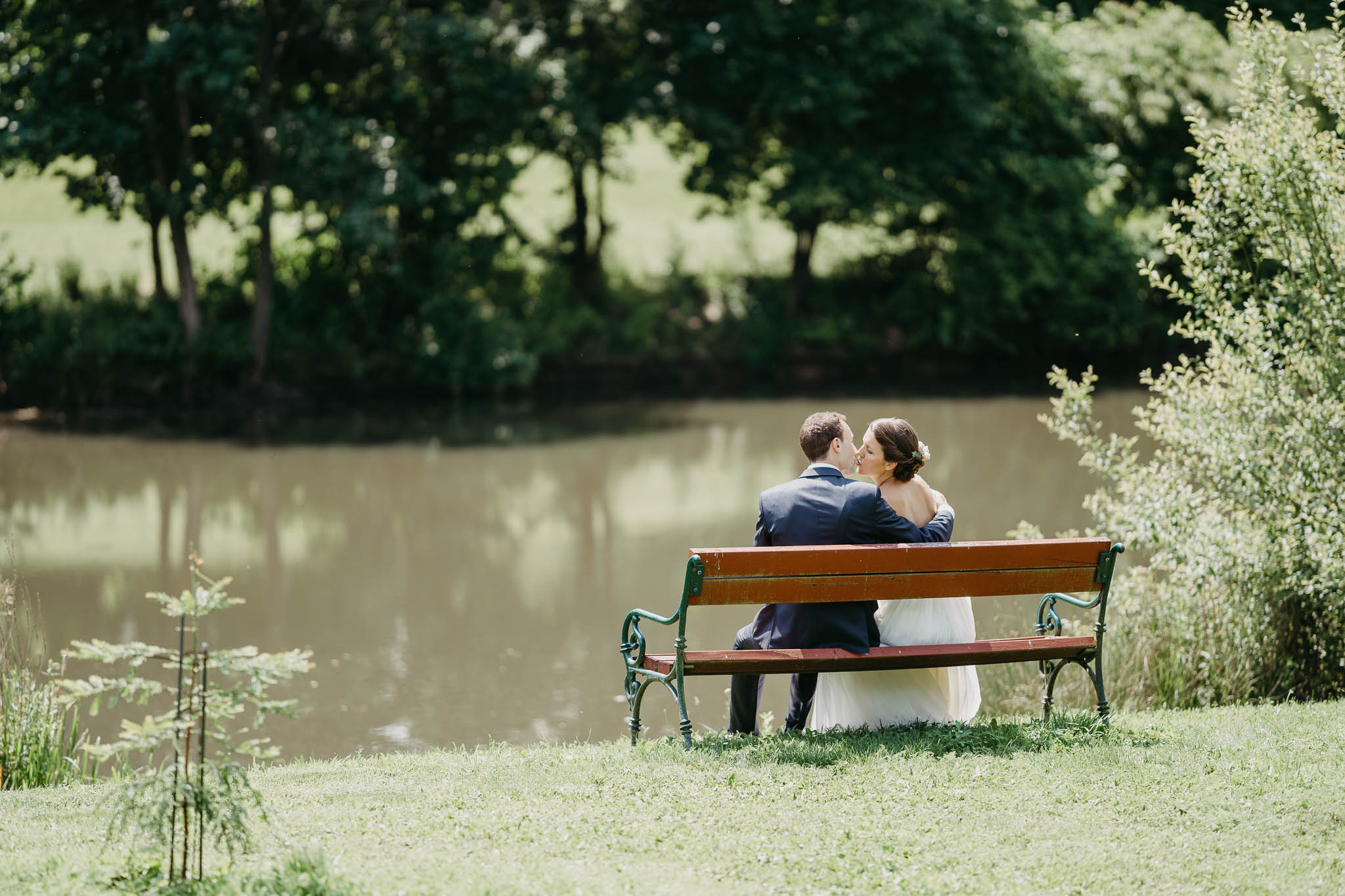 Mariage - Hanau (Main-Kinzig-Kreis) - Auch der kleine See des Gut Hühnerhof lädt zu beeindruckenden Hochzeits-Paar-Fotos. - Gut Hühnerhof