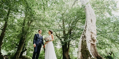 Hochzeit - Freigericht (Main-Kinzig-Kreis) - Ebenfalls sehr beliebt für Hochzeitspaarfotos ist das kleine Waldstück des Gut Hühnerhof in Hessen. - Gut Hühnerhof