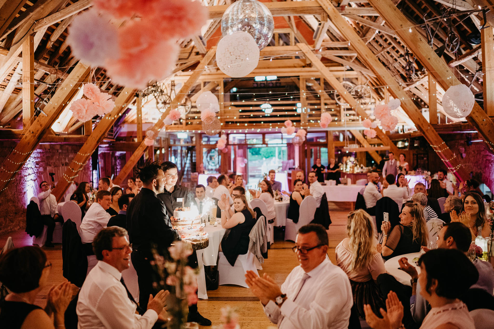 Mariage - Hanau (Main-Kinzig-Kreis) - Der rustikale Festsaal bietet ausreichend Platz für eine unvergessliche Hochzeitsfeier in Hessen. - Gut Hühnerhof