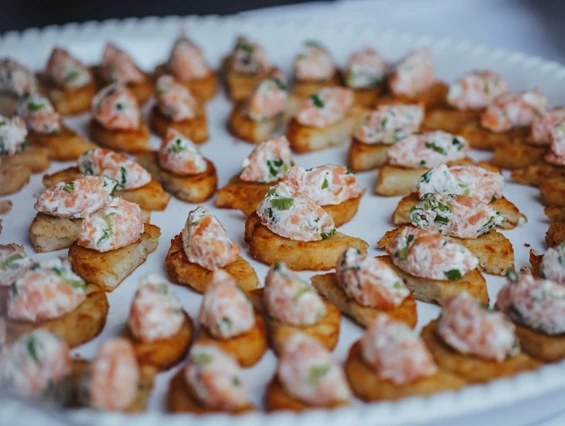 Hochzeitslocation: Lecker Snacks während dem Sektempfang für den kleinen Hunger. - Marcolinis Welt Dresden