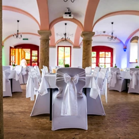 Hochzeit: Der große Festsaal des Jugendgästehaus Liebethal in Prina lädt zu einer Hochzeitsfeier. - Jugendgästehaus LIEBETHAL
