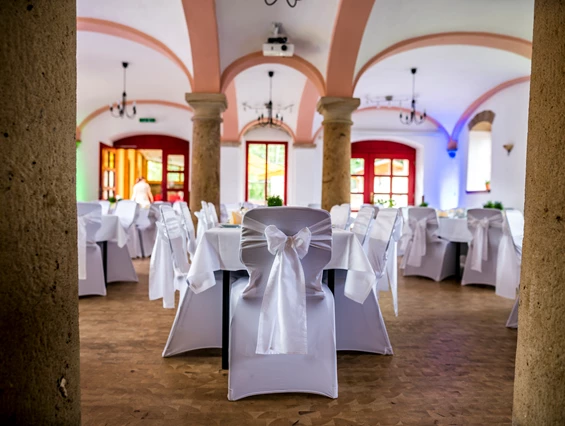 Hochzeit: Der große Festsaal des Jugendgästehaus Liebethal in Prina lädt zu einer Hochzeitsfeier. - Jugendgästehaus LIEBETHAL