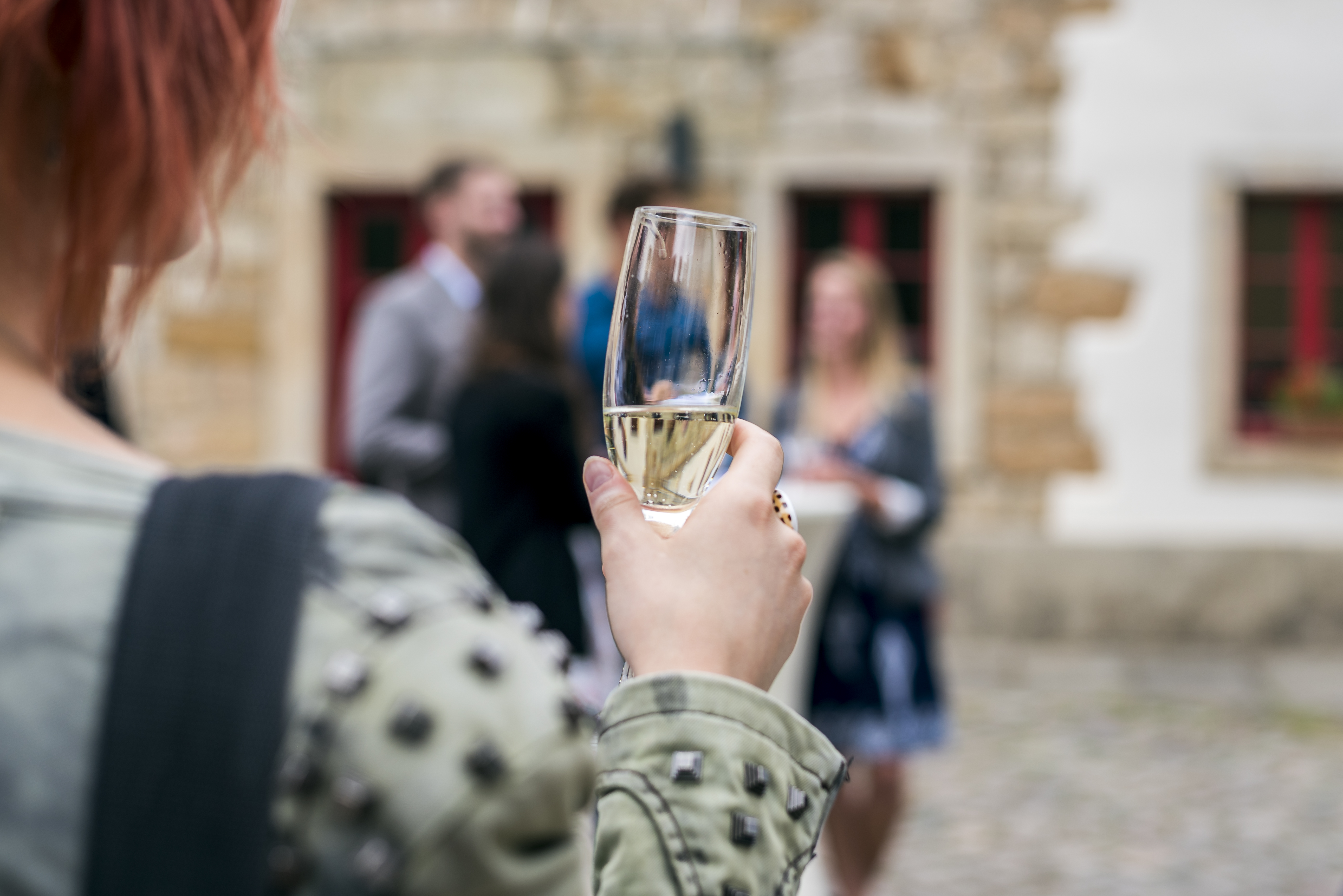 Matrimonio - Sächsische Schweiz - Der Hof des Jugendgästehaus Liebethal eignet sich ideal für einen Sektempfang unter freiem Himmel. - Jugendgästehaus LIEBETHAL