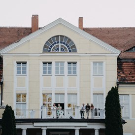 Hochzeit: Die Terrasse des Schloss Wulkow eignet sich ideal um ein wenig Frischluft während der Hochzeitsfeier zu schnappen. Genießen Sie den tollen Ausblick von der Terrasse in den Schlosspark. - Schloss Wulkow