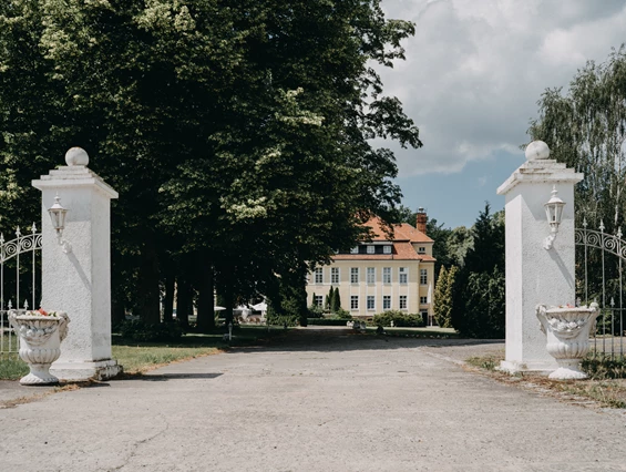 Hochzeit: Die Schlossanlage Wulkow lädt zu einer Trauung ins Freie. - Schloss Wulkow
