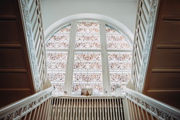 Hochzeit: Der große, zentrale Treppenaufgang lädt zu tollen Hochzeitsfotos ein. - Schloss Wulkow