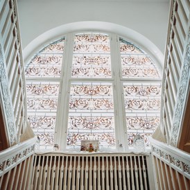 Hochzeit: Der große, zentrale Treppenaufgang lädt zu tollen Hochzeitsfotos ein. - Schloss Wulkow