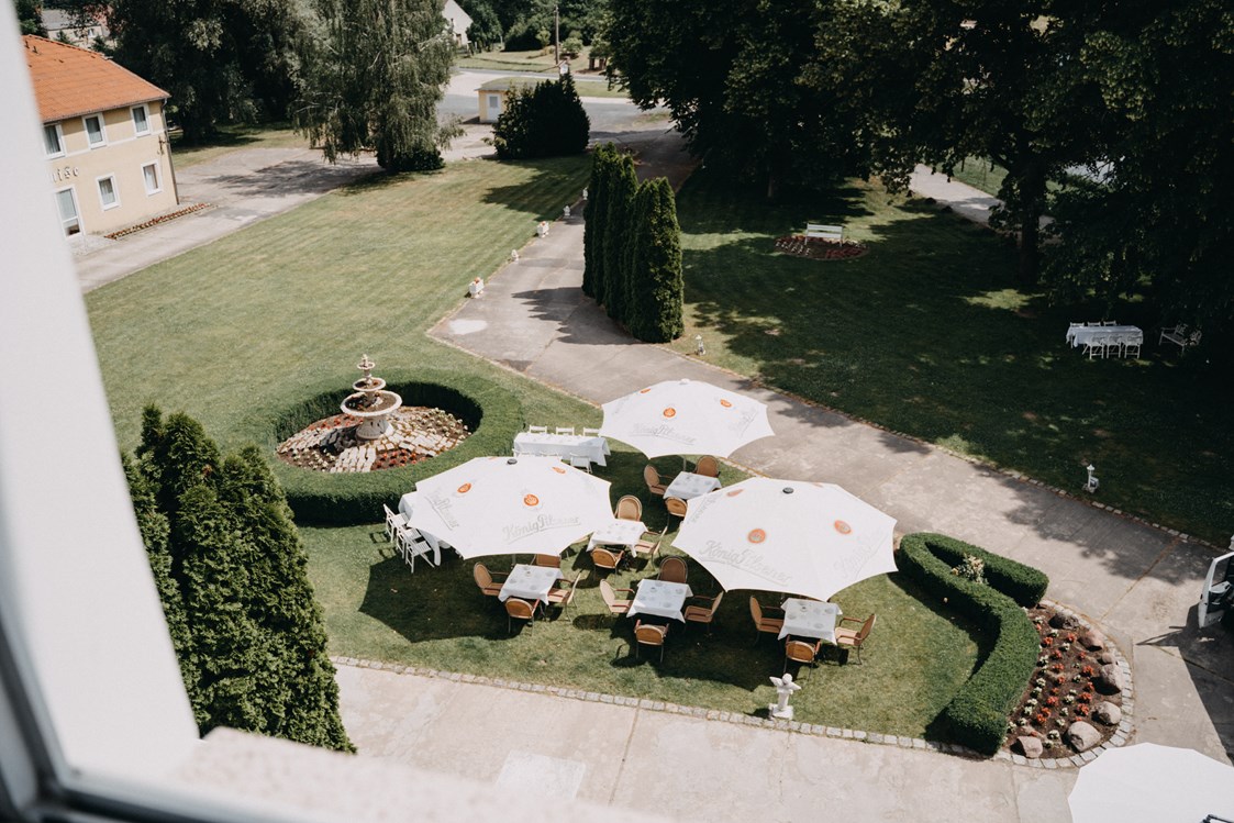 Hochzeit: Sektempfang in der Gartenanlage des Schloss Wulkow. - Schloss Wulkow