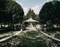 Hochzeit: Eine Trauung im Hochzeitspavillion des Schloss Wulkow. - Schloss Wulkow