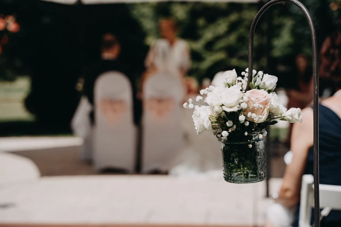 Hochzeit: Eine Trauung im Schlossgarten des Schloss Wulkow. - Schloss Wulkow