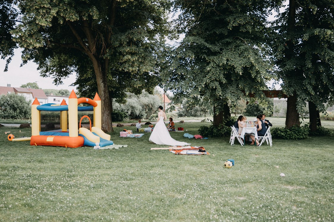 Hochzeit: Der Garten bietet zahlreiche Spielmöglichkeiten für Hochzeitsgesellschaften mit Kindern. - Schloss Wulkow
