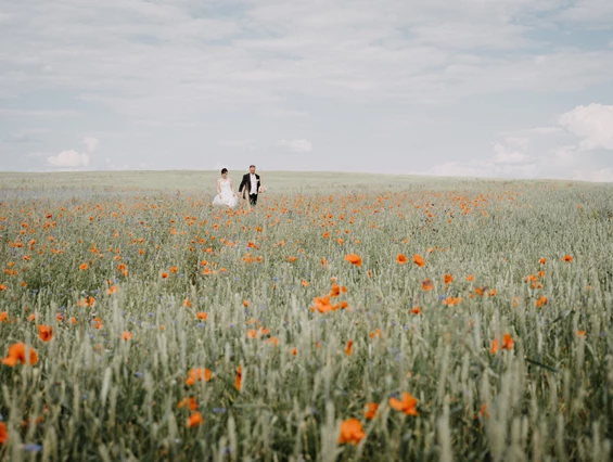 Hochzeit: Unweit des Schloss Wulkow gibt es zahlreiche tolle Plätze für unvergessliche Brautpaarshootings wie diese Aufnahme von David Kohlruss. - Schloss Wulkow