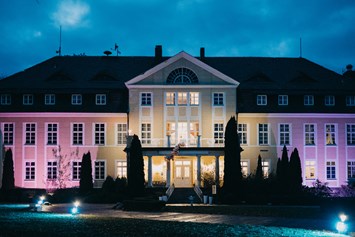 Hochzeit: Mit seiner beeindruckenden Lichtanlage ist das Schloss Wulkow auch bei Nacht ein Blickfang. - Schloss Wulkow