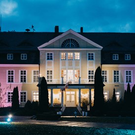 Hochzeit: Mit seiner beeindruckenden Lichtanlage ist das Schloss Wulkow auch bei Nacht ein Blickfang. - Schloss Wulkow