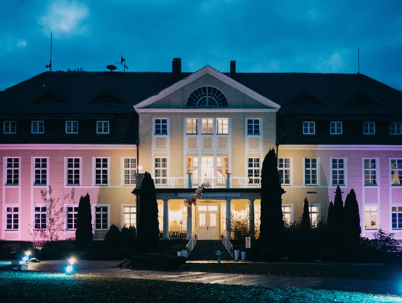 Hochzeit: Mit seiner beeindruckenden Lichtanlage ist das Schloss Wulkow auch bei Nacht ein Blickfang. - Schloss Wulkow