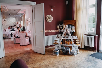 Hochzeit: Der Vorraum mit Candybar und Blick in den Festsaal des Schloss Wulkow. - Schloss Wulkow