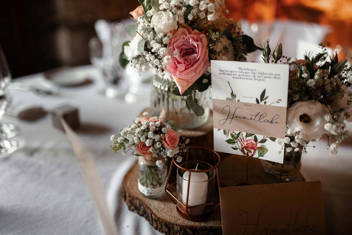 Hochzeit: Viele Liebe zum Details und die geschickten Hände des Servicepersonal machen eure Hochzeitsfeier einzigartig. - JUNGHOF Weingut & Gutsgastronomie