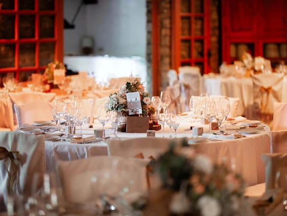 Hochzeit: Der große Festsaal des Junghof Undenheim in Rheinland-Pfalz. - JUNGHOF Weingut & Gutsgastronomie