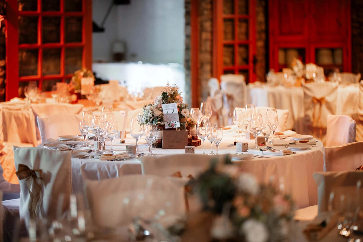 Hochzeit: Der große Festsaal des Junghof Undenheim in Rheinland-Pfalz. - JUNGHOF Weingut & Gutsgastronomie