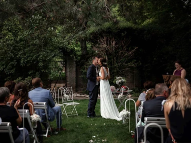 Hochzeit: Der Erste Kuss als Vermähltes Paar inmitten der großen Gartenlandschaft des Junghof in Undenheim. - JUNGHOF Weingut & Gutsgastronomie