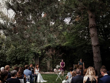 Hochzeit: Der riesiege Garten bietet ausreichend Schatten für eine Trauung an sonnenreichen Tagen. - JUNGHOF Weingut & Gutsgastronomie
