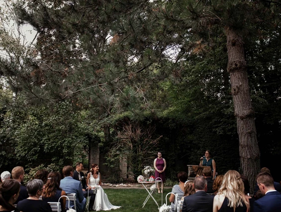 Hochzeit: Der riesiege Garten bietet ausreichend Schatten für eine Trauung an sonnenreichen Tagen. - JUNGHOF Weingut & Gutsgastronomie