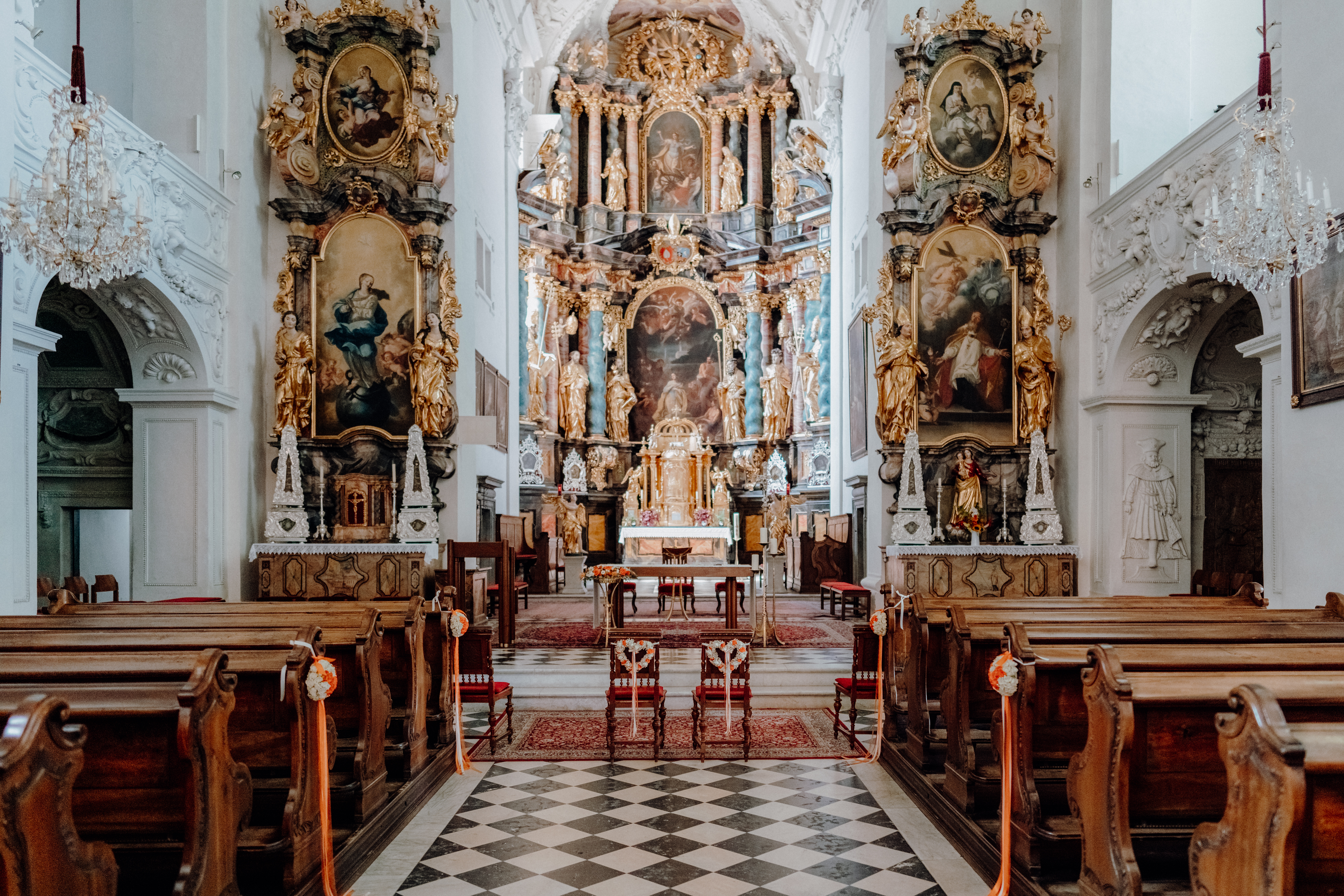 Hochzeit - Umgebung: am Land - Steiermark - Die nahegelegende Kirche eignet sich perfekt für eine kirchliche Trauung. - Schloss Stainz