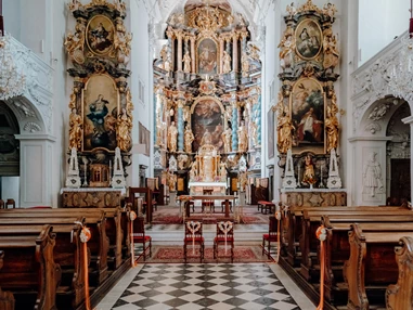 Hochzeitslocation: Die nahegelegende Kirche eignet sich perfekt für eine kirchliche Trauung. - Schloss Stainz