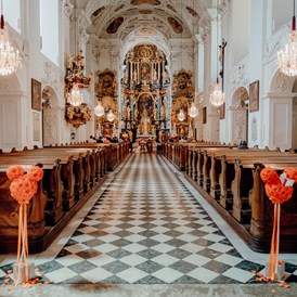 Hochzeit: Die nahegelegende Kirche eignet sich perfekt für eine kirchliche Trauung. - Schloss Stainz