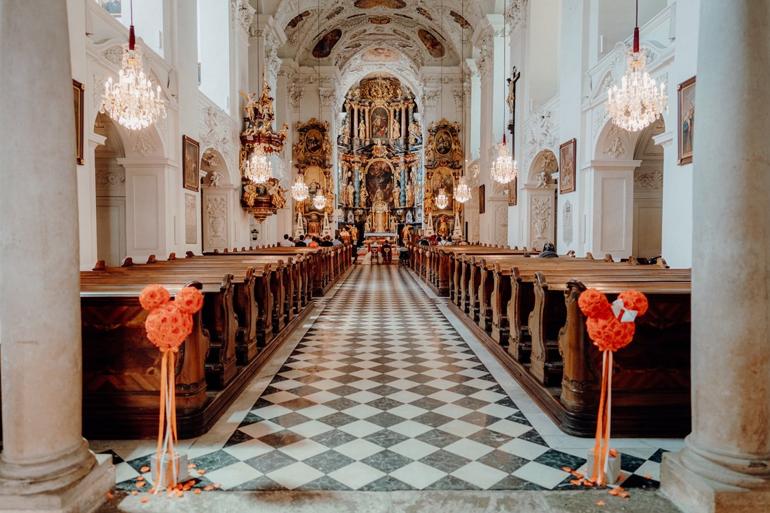 Hochzeit: Die nahegelegende Kirche eignet sich perfekt für eine kirchliche Trauung. - Schloss Stainz